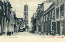 702 Gezicht in de Lange Nieuwstraat te Utrecht met op de achtergrond de Domtoren.
